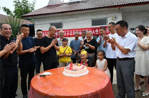 东兴区五保老人喜过百岁生日