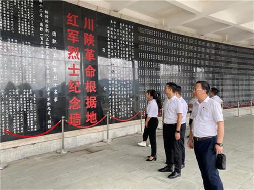 平昌县驷马中学党支部组织开展主题党日活动