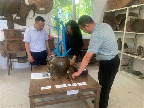 巴中籍爱心人士走进金盆小学送温暖