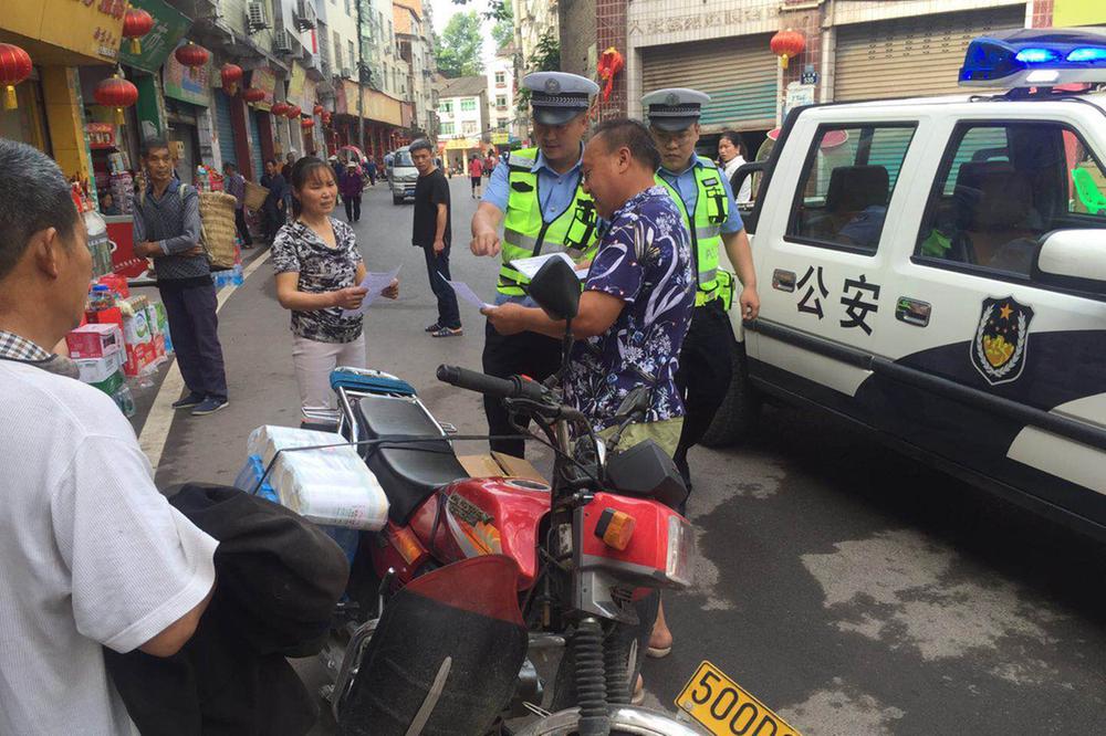 邻水县：交警联合“两站两员”抓宣传
