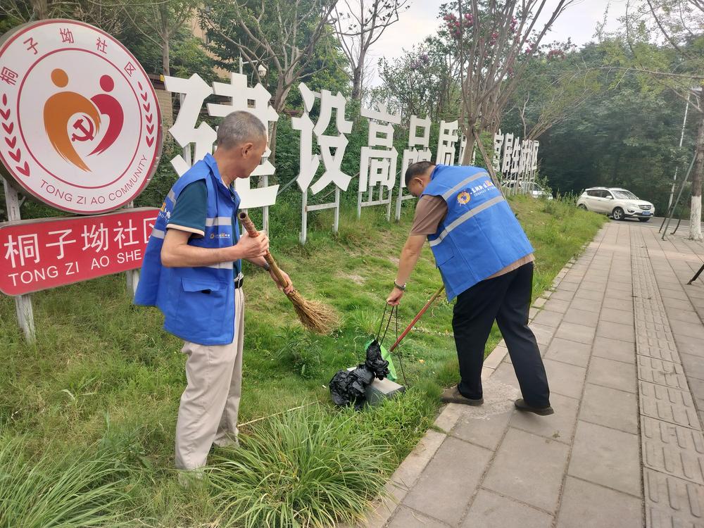 成都东部新区石板凳街道：夏季卫生大扫除，“微网实格”在行动