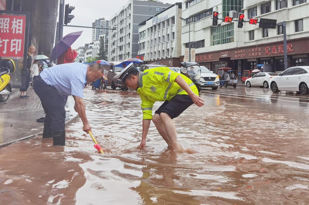 蓬安县：撑起“平安伞” 交警雨中疏堵保畅