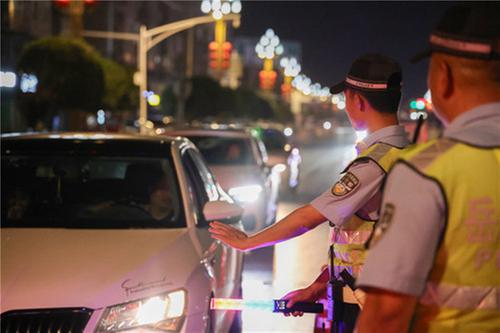 岳池县公安局开展夏夜治安巡查宣防集中统一行动