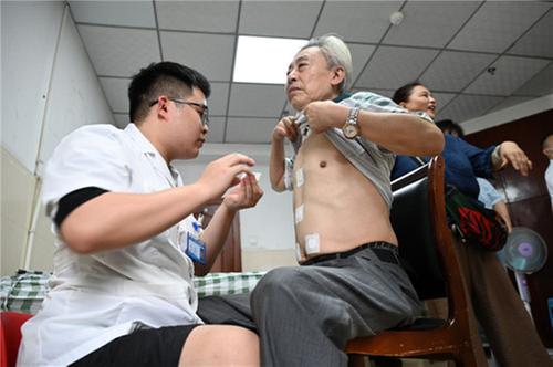 东兴区：“冬病夏治”正当时