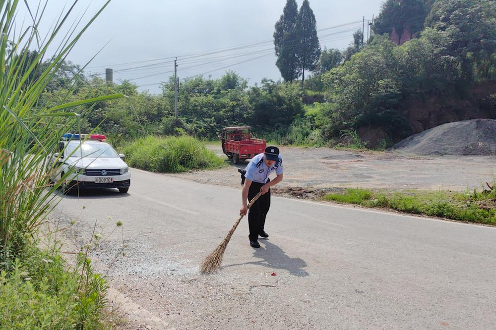 岳池县民警及时清理路面杂物 消除交通安全隐患