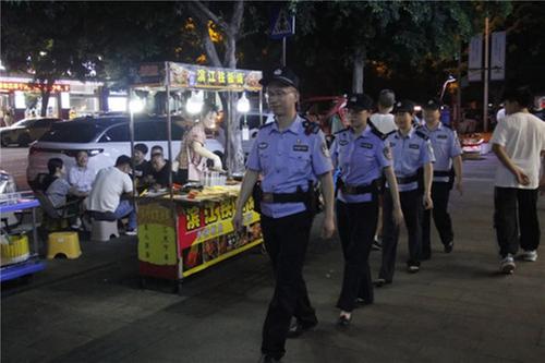内江市市中区开展夏夜治安巡查宣防