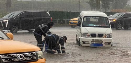 直击！眉山天府公安防汛抢险一线