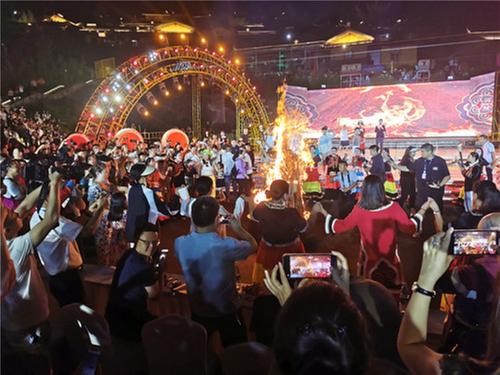 峨边黑竹沟火把节 点燃小凉山彝区夏日狂欢激情