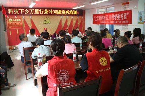 宝兴县科协组织专家开展送科技下乡服务