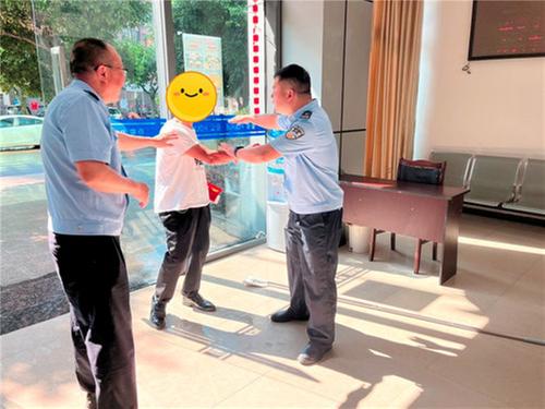 邻水县：男子“强行冲入”派出所感谢民辅警调解家庭纠纷