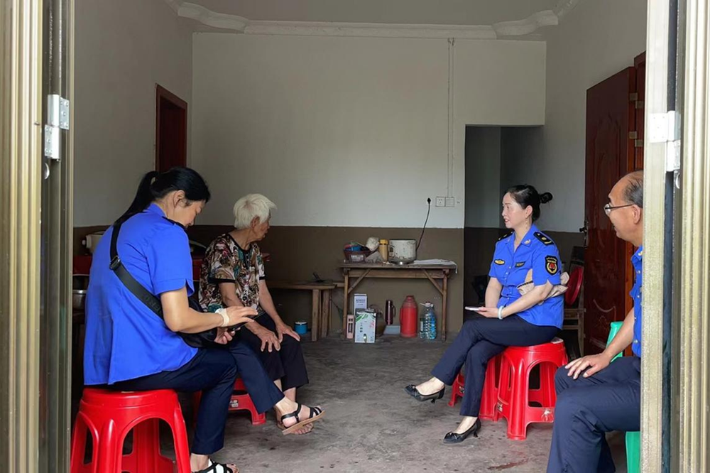 武胜县综合行政执法局：入户走访知民意 贴近民情暖人心