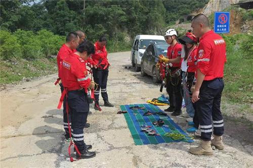 川渝联合开展首届山地应急救援演练