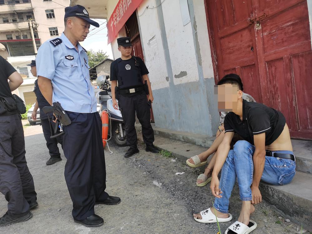 广安华蓥市小年轻一时想不开 老民警“教育”化心结
