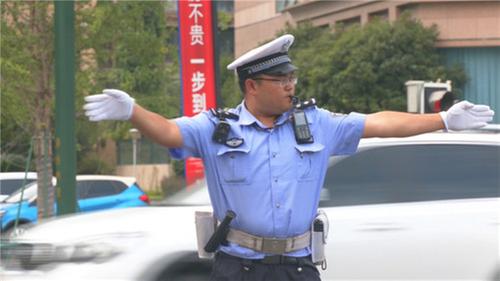 青神县：不惧“烤”验 “暑”你最美