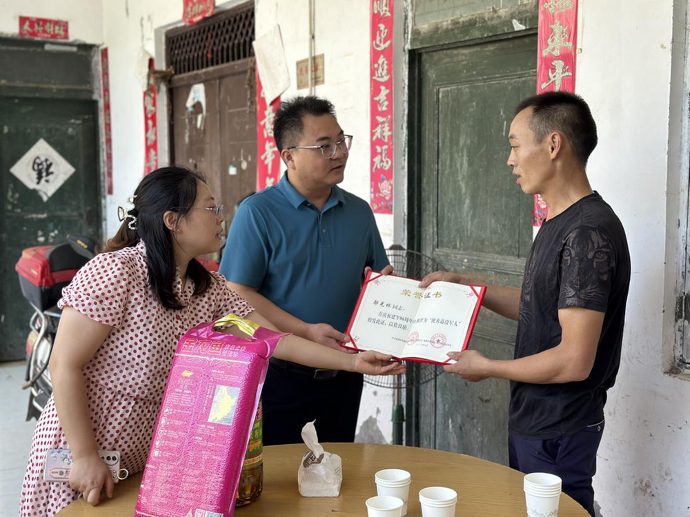 成都东部新区石板凳街道开展“八一”建军节走访慰问