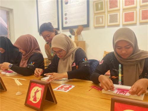 这个“非遗”火出圈！大运村里，世界青年踊跃体验青神竹编