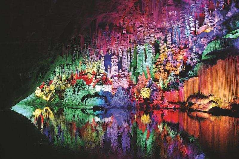 喀斯特溶洞幻彩夺目