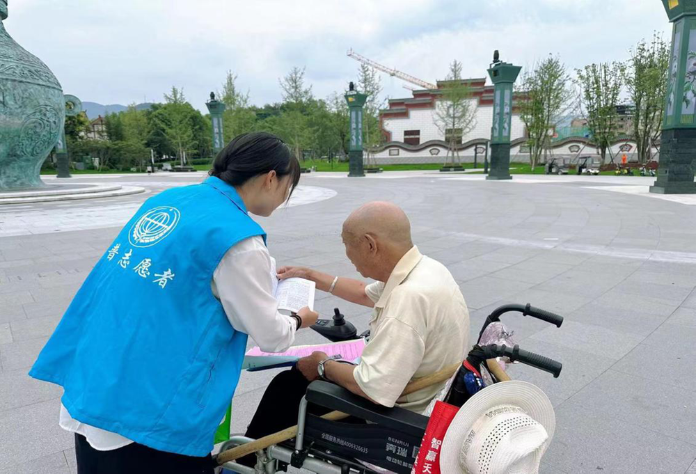 荥经县科协开展全国生态日科普宣传活动