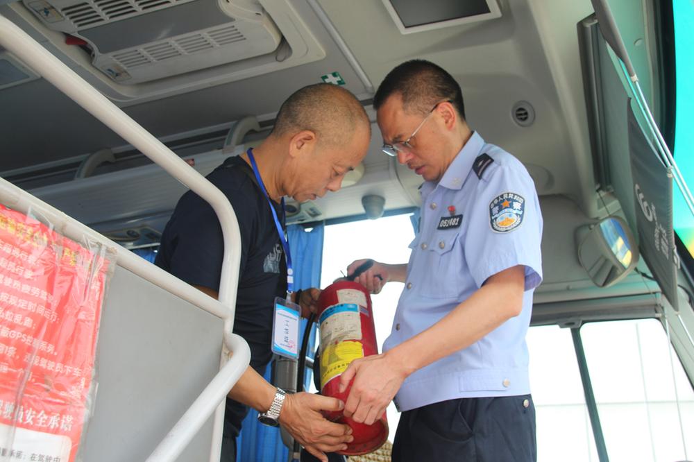 邻水县：强化源头监管 交警到客货运输企业开展安全检查