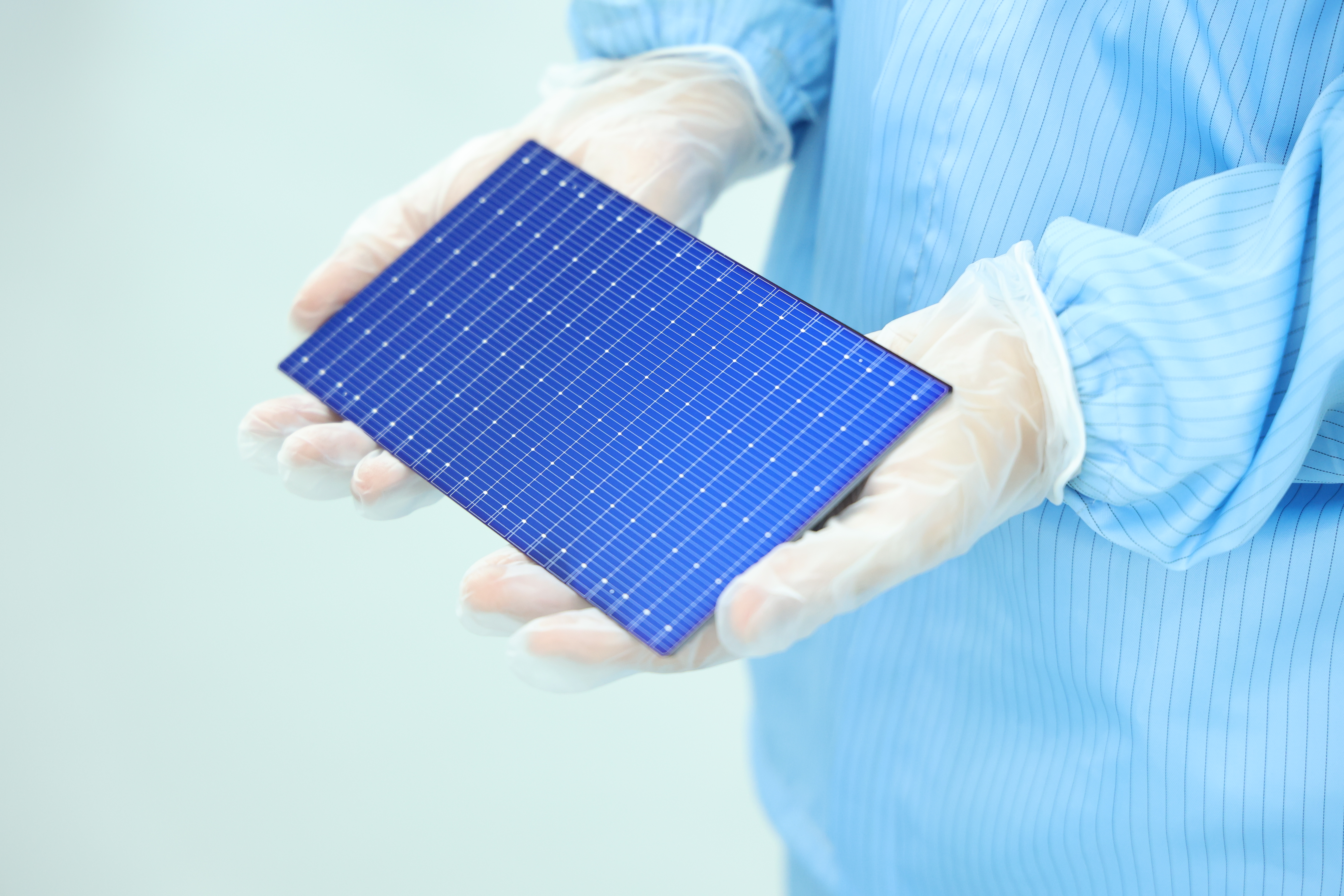 首片“丹棱造”高效异质结太阳能电池片下线