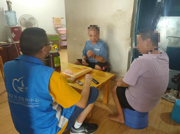 郫都区安德街道关爱站走访慰问困难群众