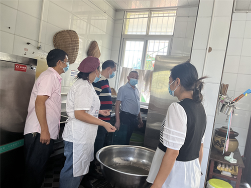 南江县教科体局专项检查乐坝小学开学工作                                                 