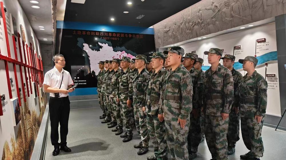 青神县：预定新兵“沉浸式”参加役前教育训练