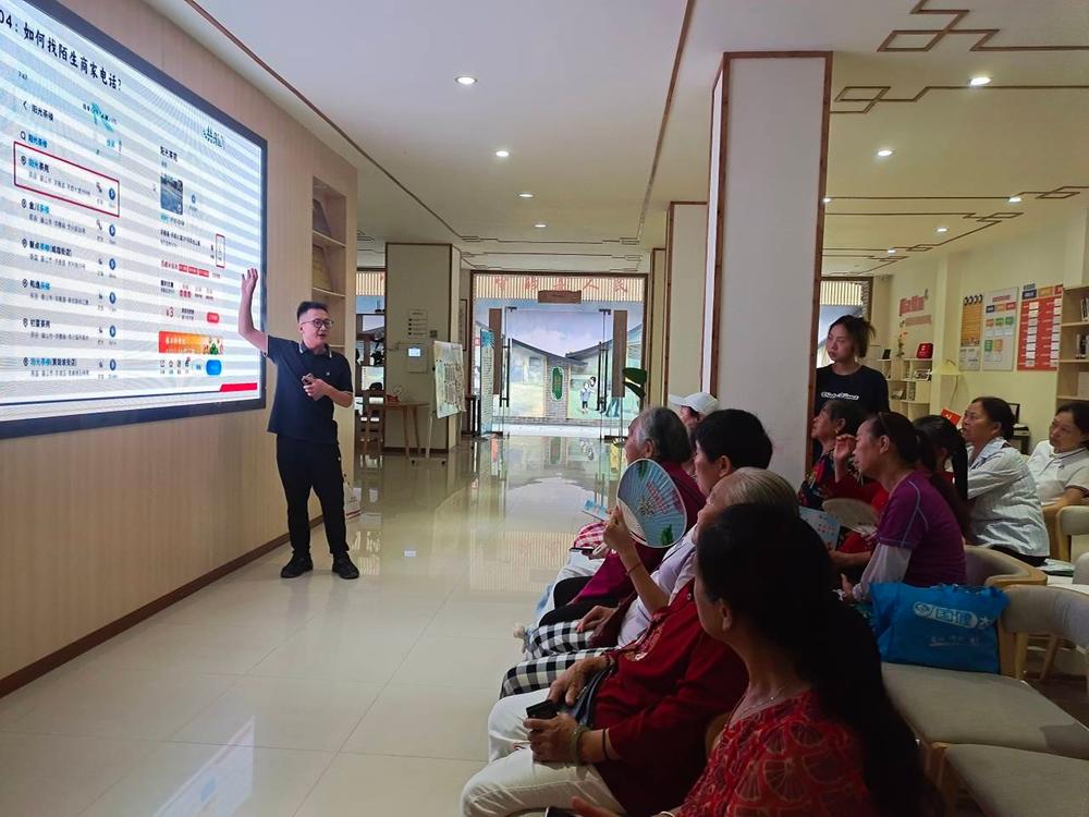 洪雅县临江社区普及智能手机数字科技知识