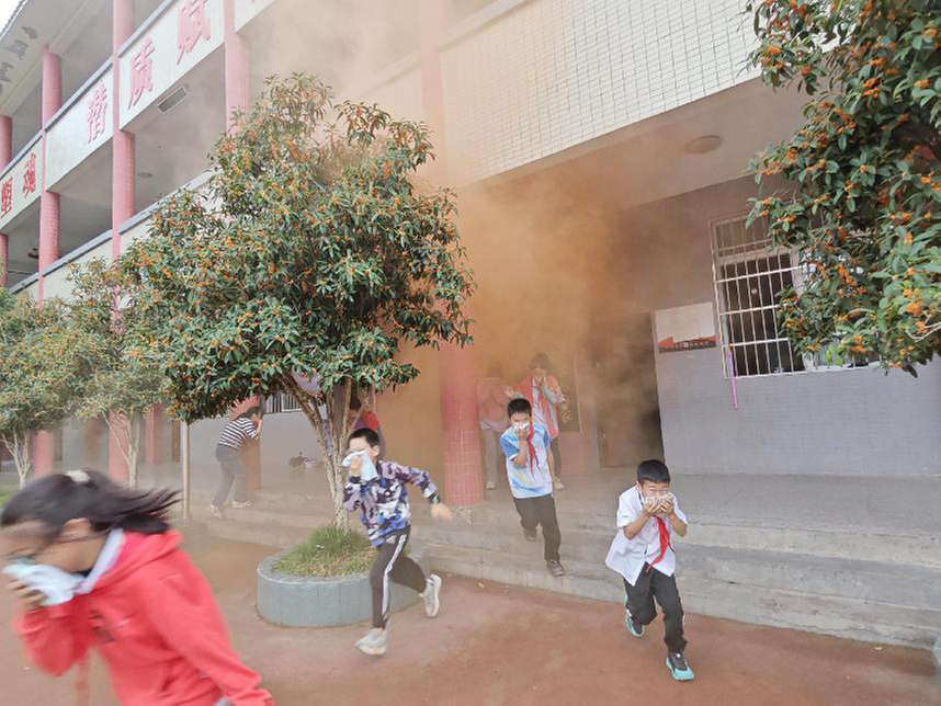 南江县龙渠小学开展“以人为本 安全第一”消防演练活动