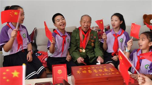 蓬安县：聆听老兵故事 传承红色基因