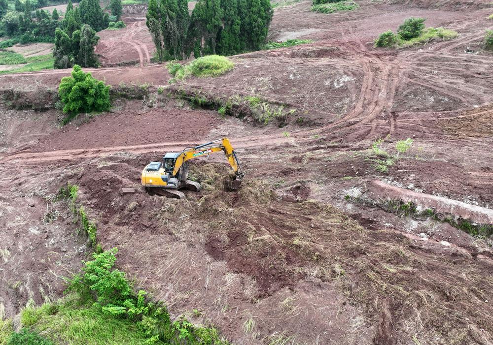 东兴区：金秋整地备耕忙