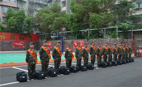 东兴区圆满完成2023年秋季送兵工作