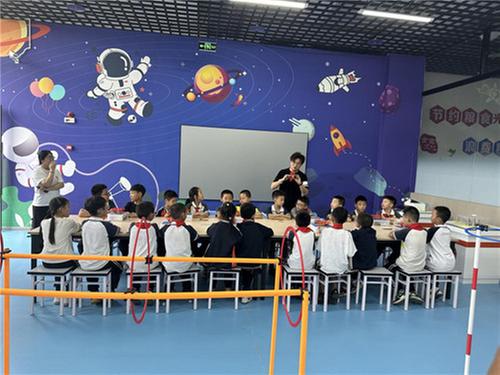 仁寿县科协联合长宁县科协开展校园科技馆建设交流会