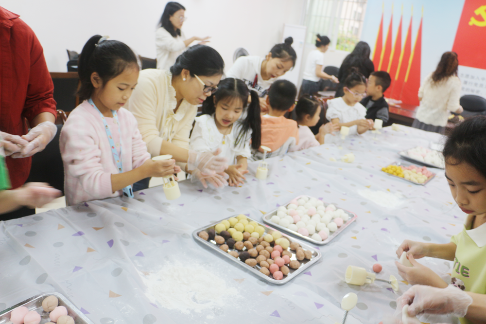 广安经开区枣山街道滴水岩社区开展“庆国庆 迎中秋”主题活动