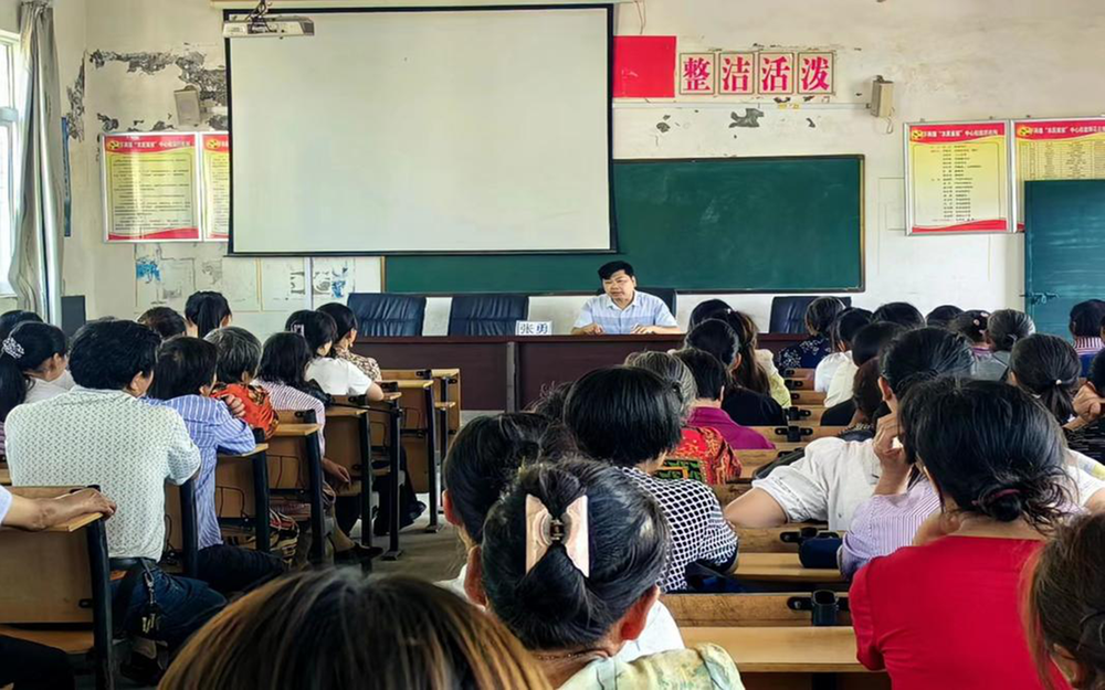 南江县下两镇东垭小学举行开学典礼暨家长会