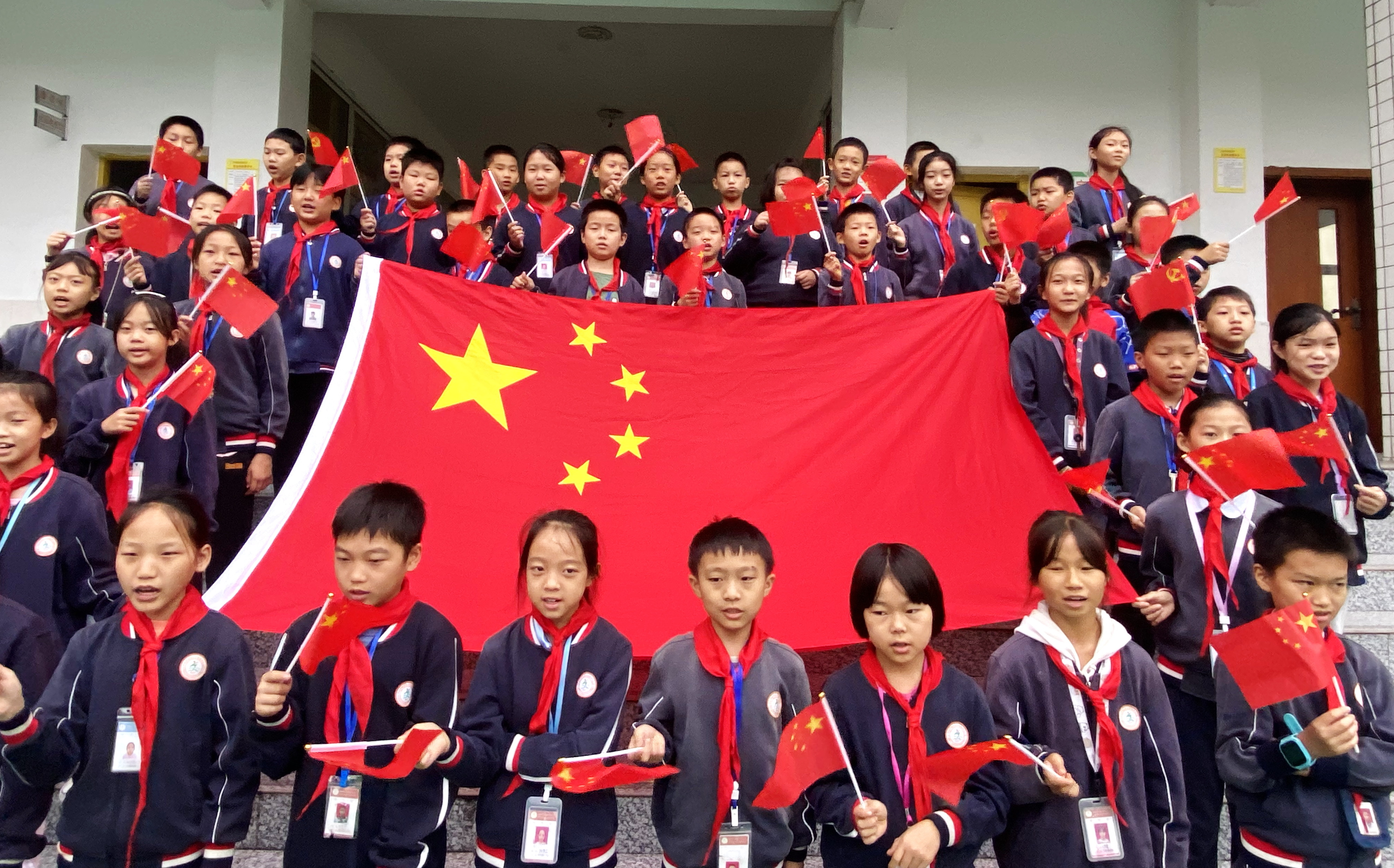 纳溪区：我与国旗合个影，定格最美中国红