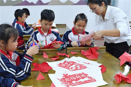 蓬安县：多彩活动迎国庆