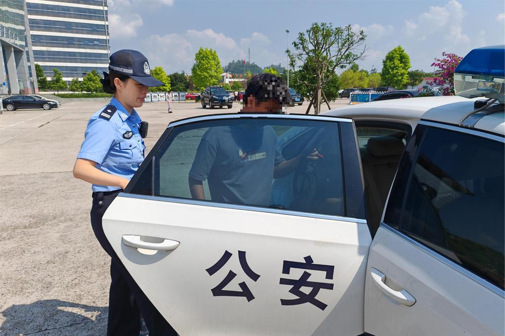 岳池县：男子驾考晕倒  民警暖心救助