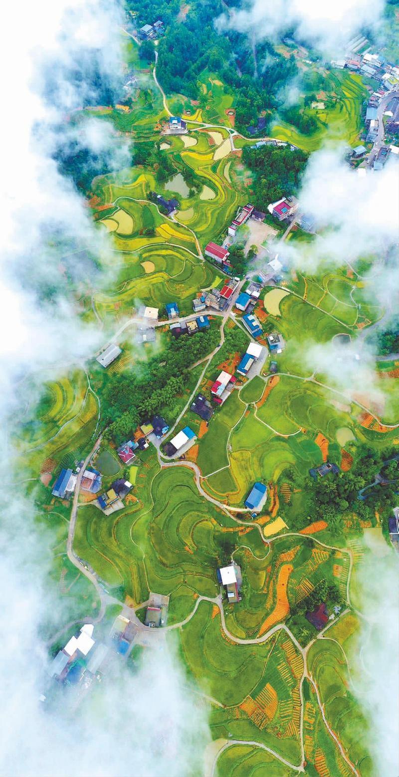 雨后云雾缭绕 乡村美丽如画