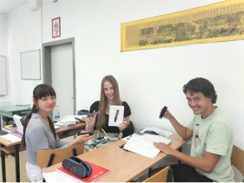 匈中双语学校学生首次体验中国智能词典笔