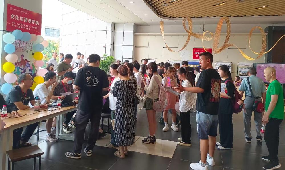 成艺大学（青神校区）喜迎2700余名新生入学报到