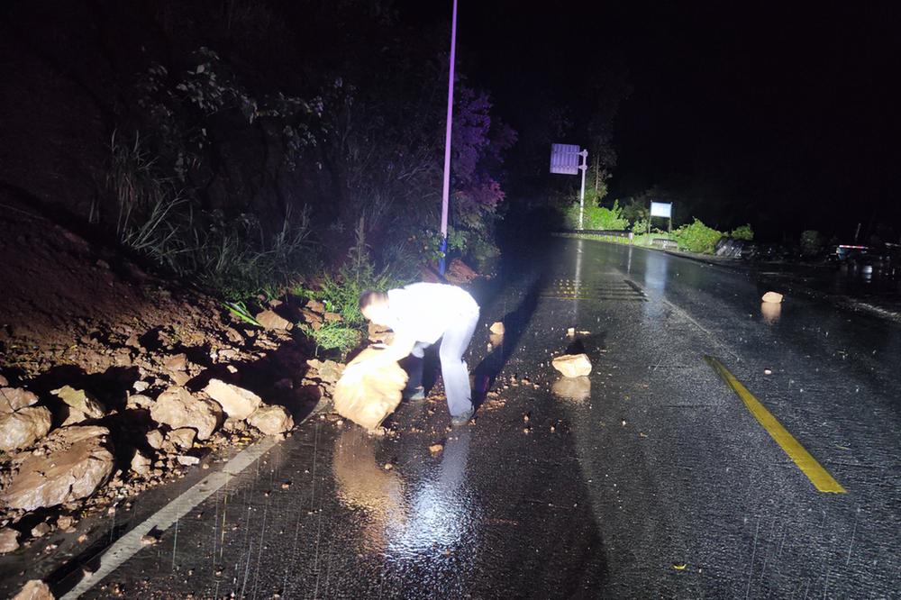 华蓥市：暴雨致落石堵路 民辅警昼夜奋战保畅通