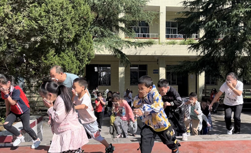 南江县乐坝小学开展消防疏散逃生演练活动