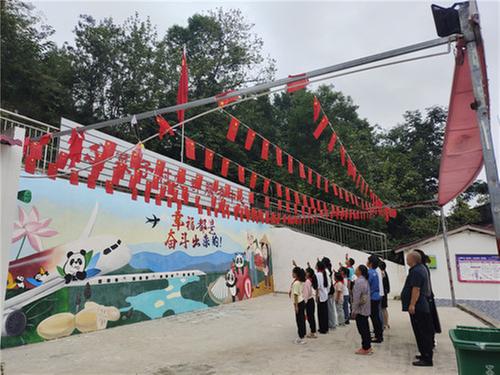 国旗飘飘，国歌嘹亮！成都东部新区石板凳街道村民举行升国旗仪式庆祝新中国成立74周年