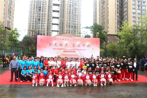 广安经开区枣山街道滴水岩社区开展“迎中秋 庆国庆”文艺汇演活动