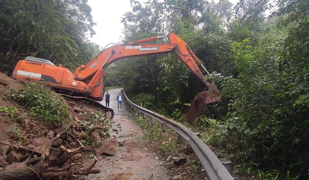 广安经开区枣山街道为村级公路排危除险畅通出行庆双节