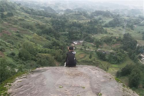 邻水县：少年挨骂坐悬崖欲轻生 民警暖心劝慰解心结