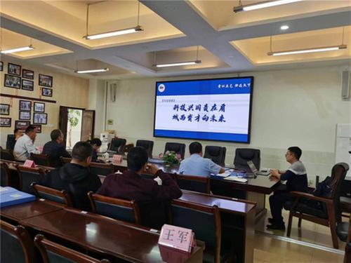 泸县两所学校接受泸州市科技特色学校创建检查验收