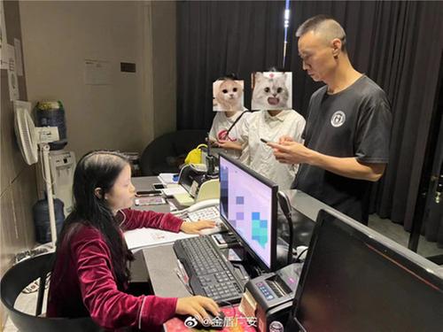 大一新生中秋返家堵车晚点，慌乱！广安经开区特警深夜救助出钱出力