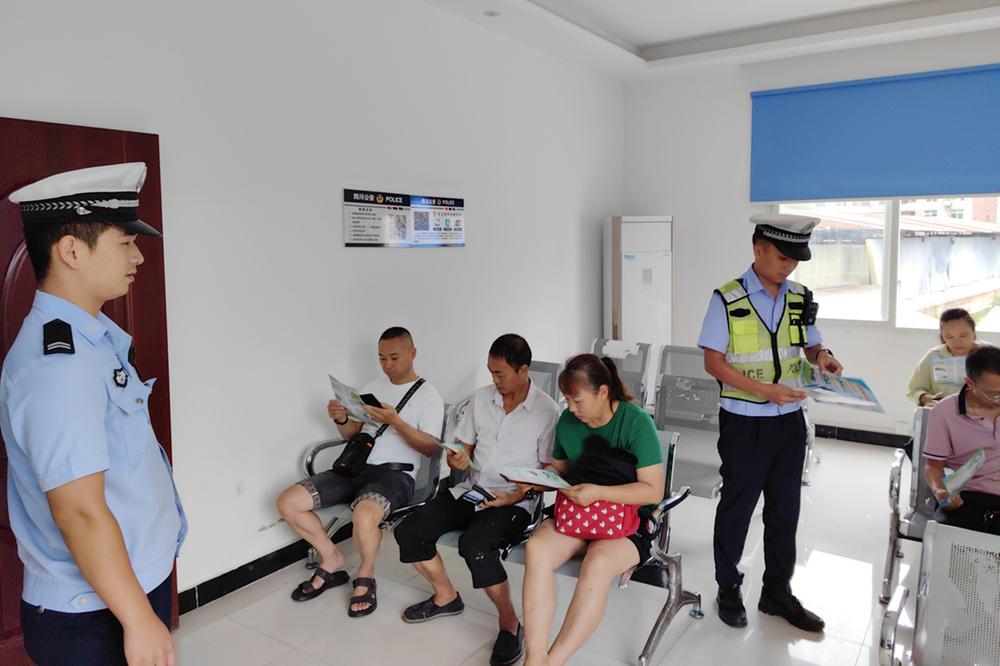邻水交警对新领证驾驶人开展专题宣传